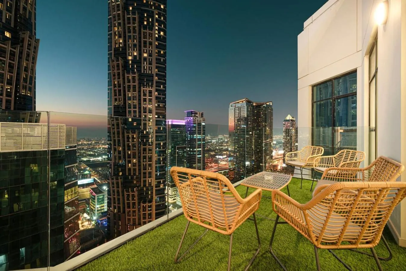 Incredible Views - Infinity Pool - New - 2Br 6 Pax Apartment Dubai
